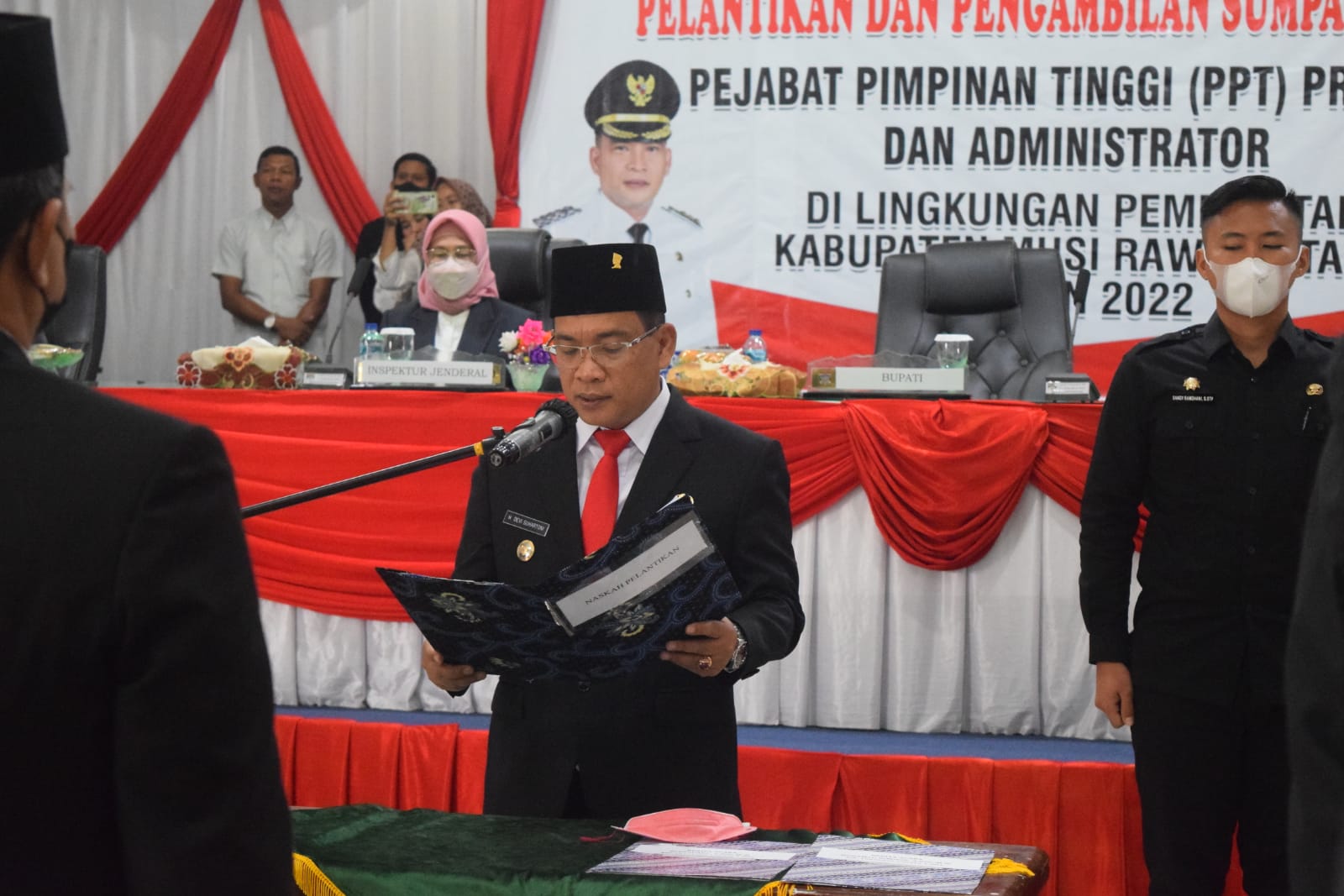 Bupati Devi Suhartoni saat proses pelantikan dan pengambilan sumpah jabatan. (Poto/Ed)