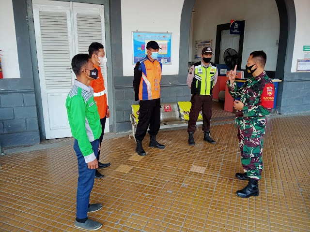 Tingkatkan Kewaspadaan Jelang Nataru, Personel Koramil 12/Mranggen Sambangi Stasiun Kereta Api Brumbung