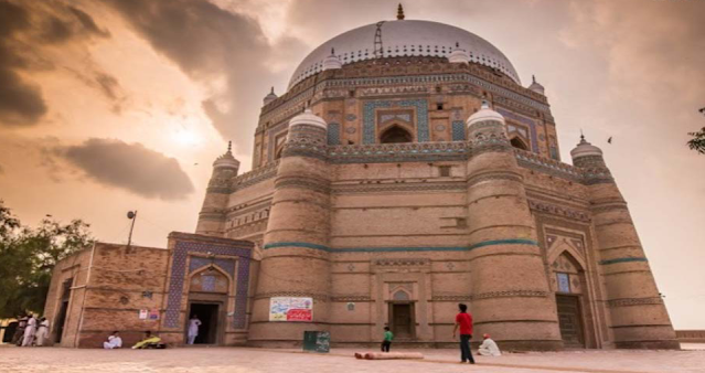 What is the shape of Shah Rukn-e-Alam's shrine?