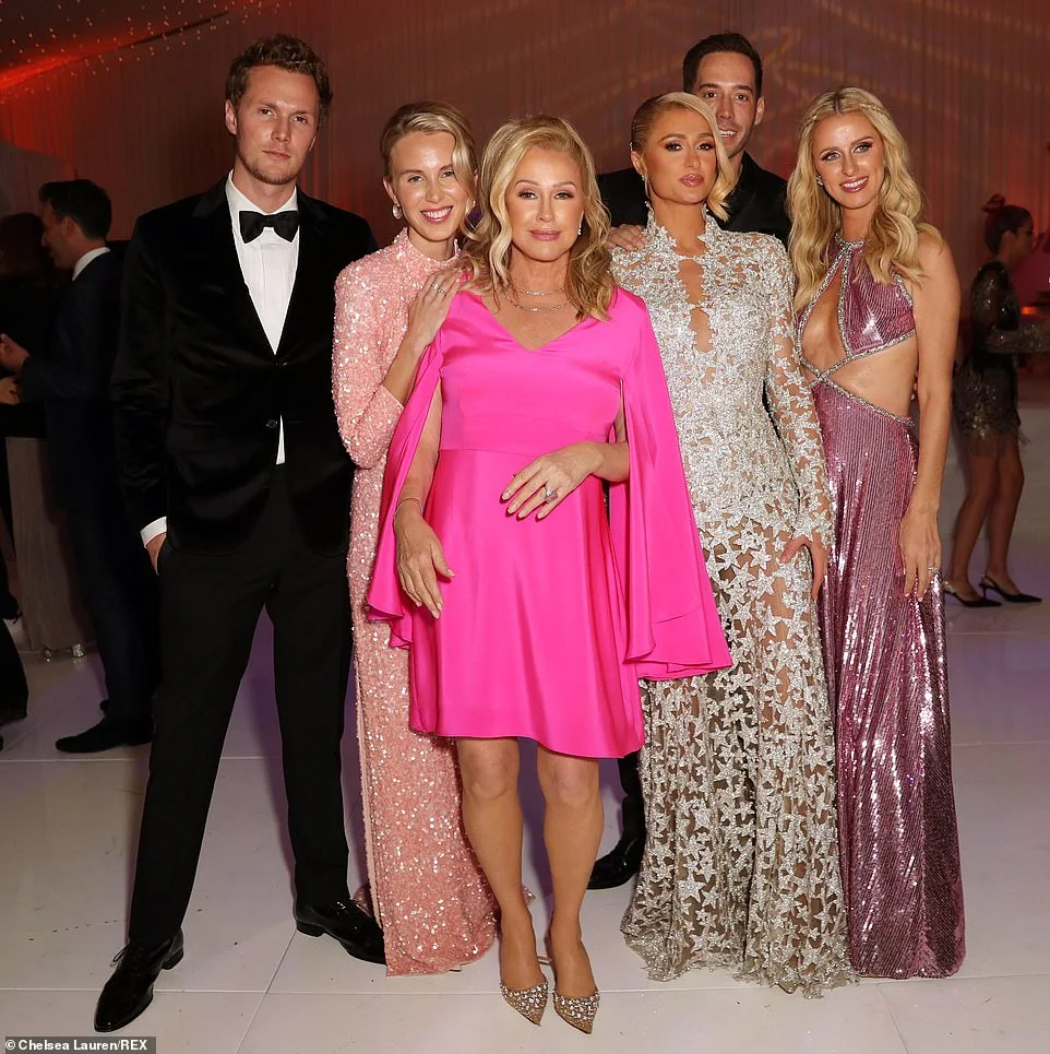 Barron, Tessa, Kathy Hilton, Paris, Carter and Nicky posed for another group shot