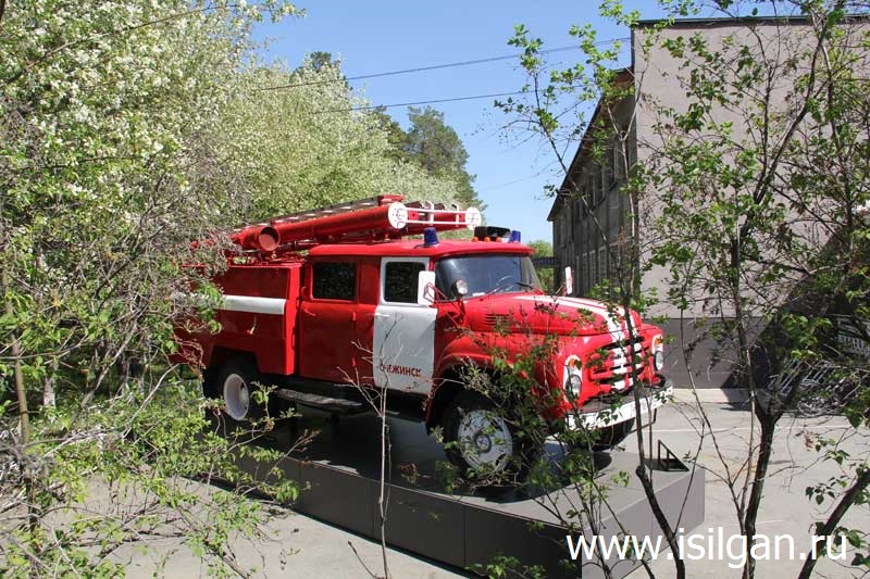 Памятник пожарному автомобилю. Город Снежинск