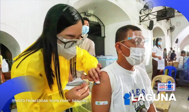 Vaccination in the town of Santa Cruz, conducts at the church