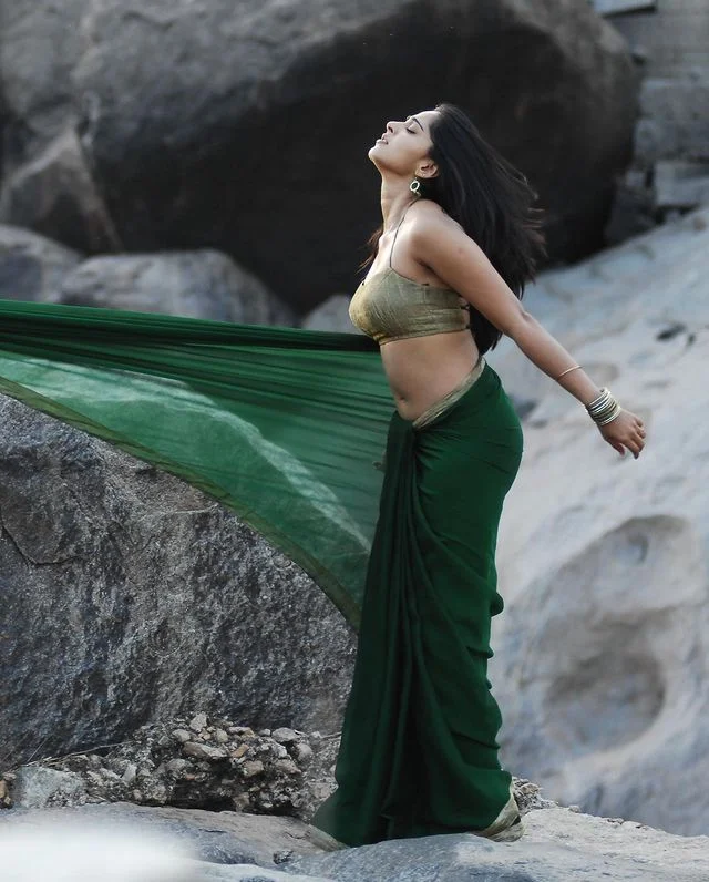 Anushka Shetty show hot and Sexy Nevel in latest photoshoot