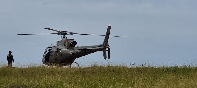 Helicóptero da Polícia Militar faz sobrevoo e pousa na beira-mar, no Campo Bom