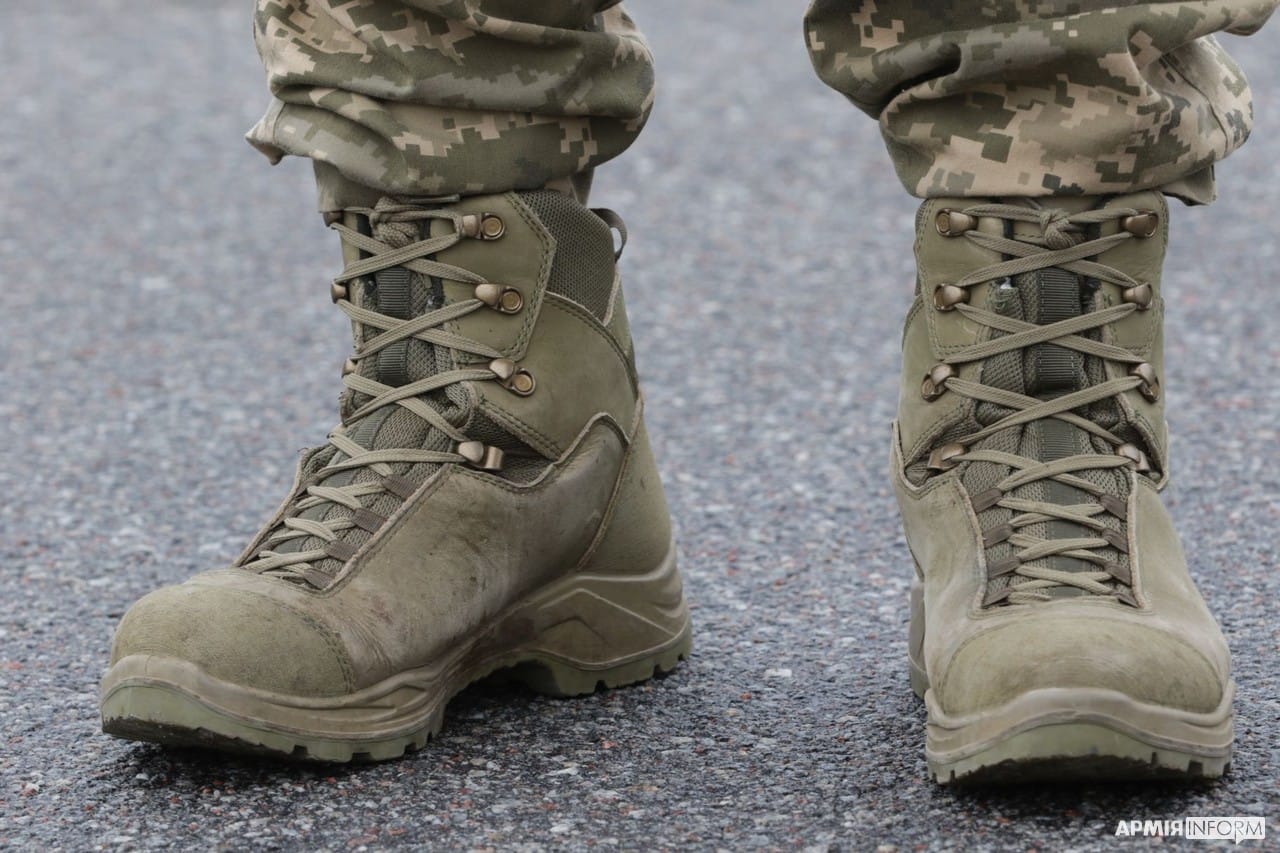 Змінили колір, вагу та матеріал: у війську протестували нові зимові черевики