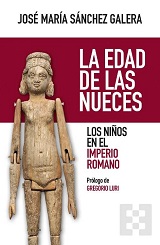 La Edad De Las Nueces - Los Niños En El Imperio Romano Los niños que vivían en tiempo de los césares de Roma ¿jugaban a ser generales, gladiadores o aurigas del circo? ¿Cómo eran las muñecas a las que cuidaban las niñas? ¿Qué solían hacer, tanto niños como niñas, con un puñado de nueces? ¿Ayudaban a sus padres en el trabajo, fuera y dentro de casa? ¿Qué aprendían en la escuela? ¿A partir de qué momento se consideraba que dejaban de ser niños? En La edad de las nueces, José María Sánchez Galera nos da a conocer, a través de la literatura, el arte y la arqueología, lo diferentes o parecidos que eran los niños de la Antigüedad clásica y los de nuestro tiempo. Describe cómo eran sus juguetes, qué significaba su nacimiento, a qué tipo de escuela iban. Desentraña los procesos sociales e históricos, señala los cambios, continuidades y alteraciones que supuso para la infancia el surgimiento del cristianismo dentro del Imperio romano. Se trata, pues, de un ensayo en el que se da voz a los niños de la Antigüedad. Como asegura en el prólogo Gregorio Luri, «quizás los lectores jóvenes puedan creer que este libro trata de tiempos remotos, pero eso solo indicaría lo lejos que están de la infancia de sus abuelos».  Clasificado como: Sociales; Historia; Roma