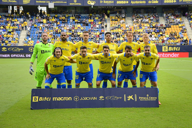 CÁDIZ C. F. Temporada 2021-22. Jeremías Ledesma, Fali, Juan Cala, Choco Lozano, Álex Fernández, Jens Jønsson. Pacha Espino, Iza Carcelén, Rubén Sobrino, Iván Chapela, Alberto Perea. CÁDIZ C. F. 1 R. C. D. MALLORCA 1. 31/10/2021. Campeonato de Liga de 1ª División, jornada 12. Cádiz, estadio Nuevo Mirandilla: 11.790 espectadores. GOLES: 0-1: 29’, Idrissu Baba. 1-1: 90+3’, Álvaro Negredo, de penalti.