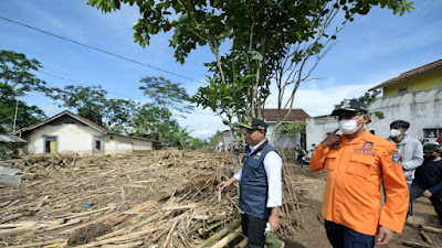 Wagub Jabar Tinjau dan Salurkan Bantuan ke Warga Garut Terdampak Banjir Bandang