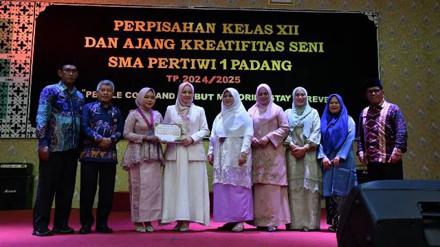 Ny. Dian Puspita Fadly Amran Hadiri Pelepasan Siswa Kelas XII SMA Pertiwi 1 Kota Padang