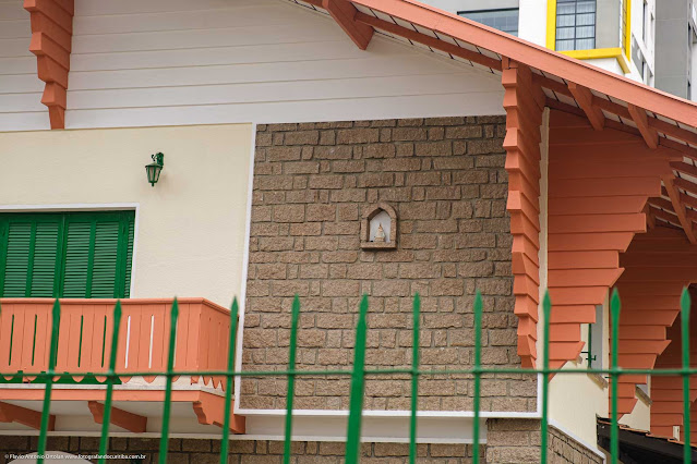 Casa na Rua Padre Camargo - detalhe capelinha com N. S. Aparecida