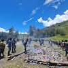 Syukuran Panen Perdana, Masyarakat Wuloni bersama Satgas Raider 300/Bjw gelar Tradisi Bakar Batu