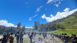 Syukuran Panen Perdana, Masyarakat Wuloni bersama Satgas Raider 300/Bjw gelar Tradisi Bakar Batu