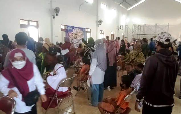 Saling Dorong Berebut Vaksin Susulan di Ngemplak Boyolali