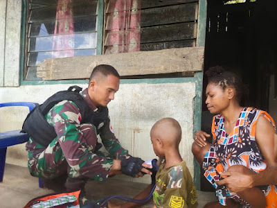 Satgas Pamtas TNI Yonif 126/KC Beraksi, Beri Pelayanan Kesehatan  Door To Door Ke Rumah Masyarakat Di Wilayah Perbatasan RI-PNG