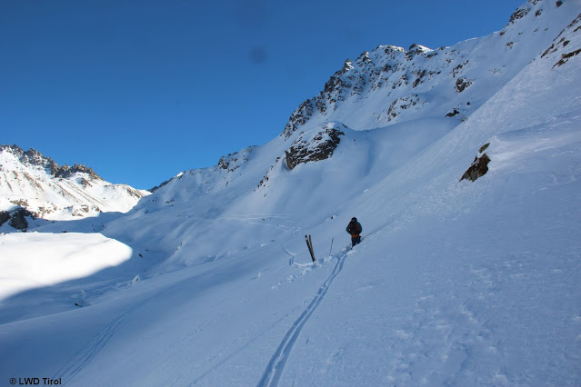 Ein sehr ähnliches Bild in der Silvretta. Schattig ist die Schneeoberfläche in windberuhigten Bereichen locker - die entscheidende Schwachschicht für darüber gelagerte Triebschneepakete. (Foto: 19.02.2022)