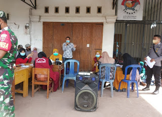 Bhabinkamtibmas Polsek Curio Hadir Dalam Giat Percepatan Vaksinasi Di Wilayah Desa Binaannya