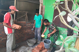 Jalin Kemanunggalan TNI dan Rakyat, Babinsa Klaten Utara Bantu warga Renovasi Rumah