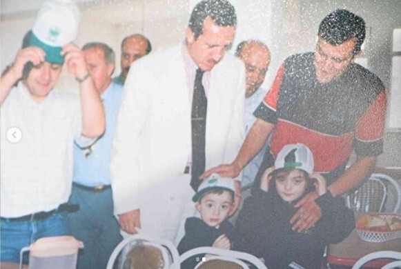 مواطن تركي يفاجئ أردوغان بتذكار له بعيد خروجه من السجن (صورة)