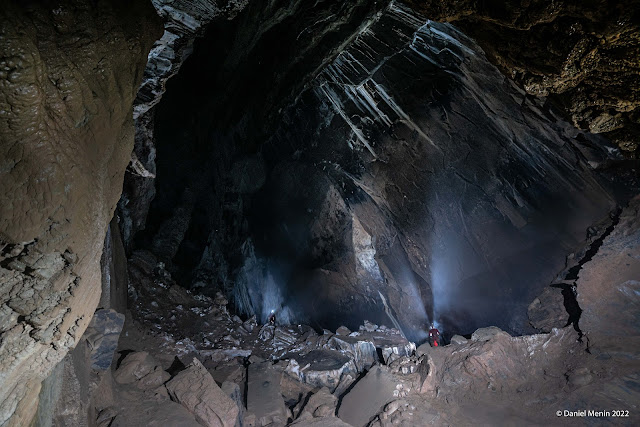 Conduto de abatimento com grande volume é uma constante na caverna. Cerca de 30m abaixo encontra-se o atual conduto ativo de rio.