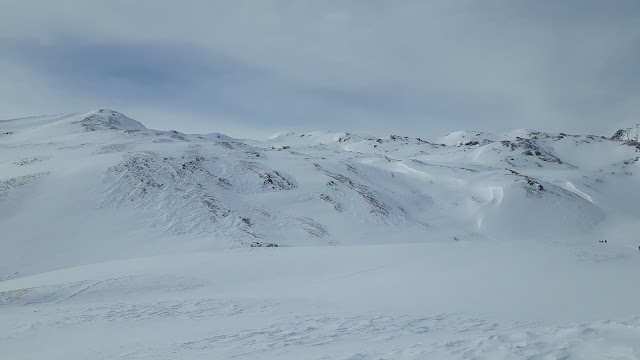 Manto nevoso lavorato dal vento tempestoso in Valle di Roja. Dorsali e creste sono spazzate dal vento, canaloni ed avvallamenti sono riempiti con neve ventata. (Foto: Guida alpina Robert Kofler, 24.02.2022)