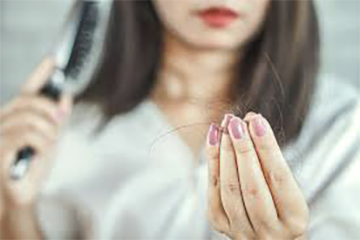 تساقط الشعر عند المراهقين: أهم 7 أسباب وكيفية علاجه.