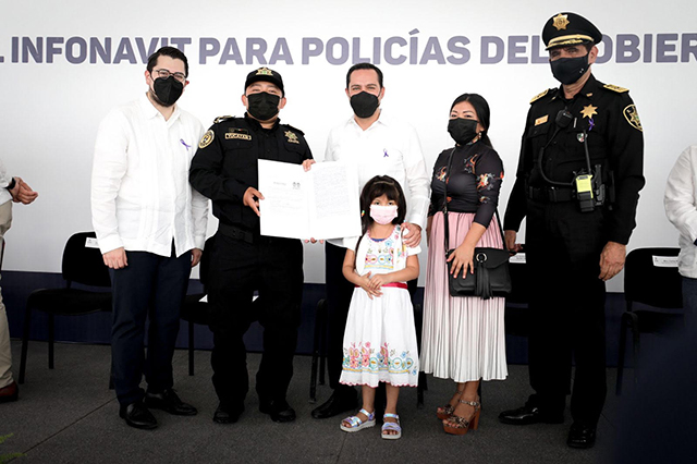 Infonavit entrega primeros créditos para policías yucatecos