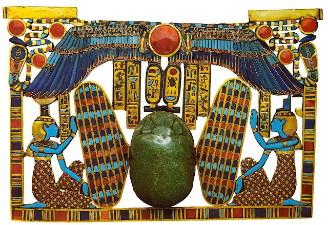 Пектораль с изображениями большого крылатого скарабея и богинь Нефтиды и Исиды