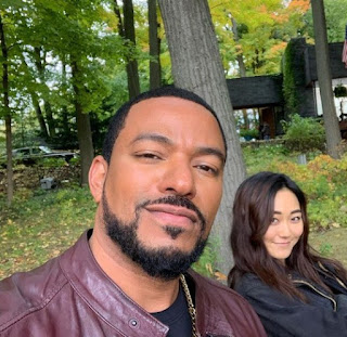 Laz Alonso clicking selfie with his co-star