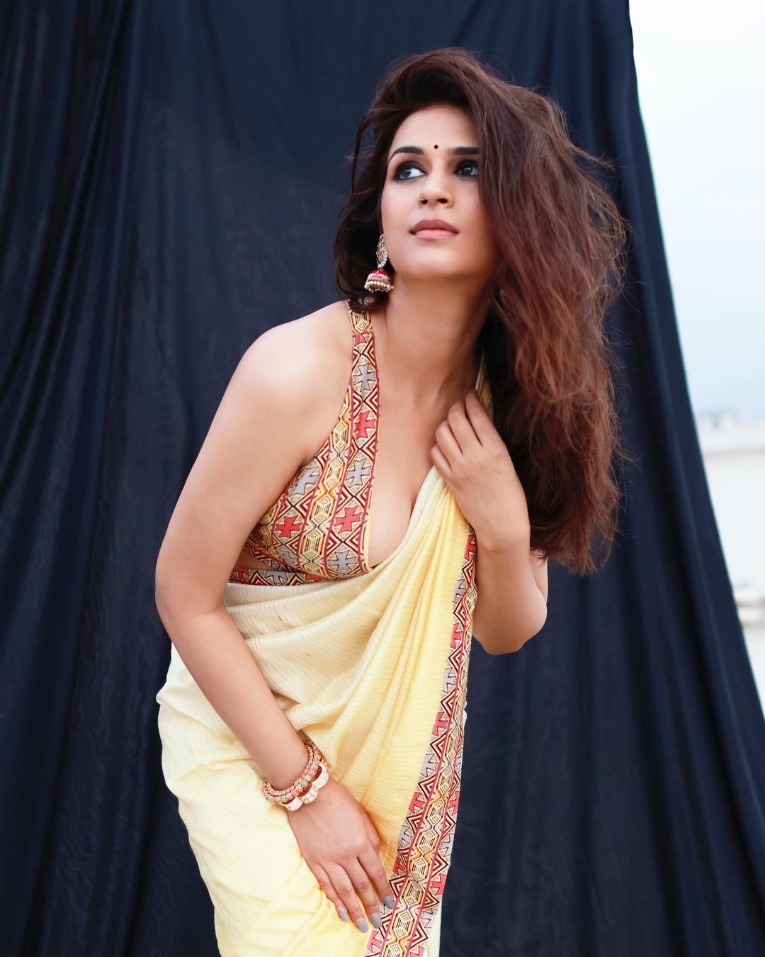 Shraddha Das Grabs Attention in a Bold Yellow Saree: The Enchanting Elegance The Bold Backless Feature: A Daring Statement The Plunging Neckline: A Bold Fusion