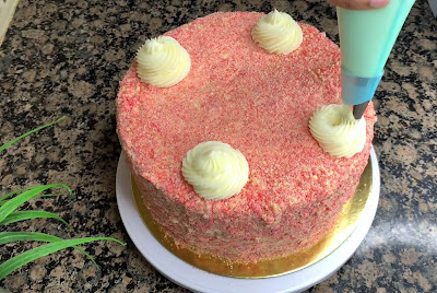 Easy strawberry crunch cake recipe