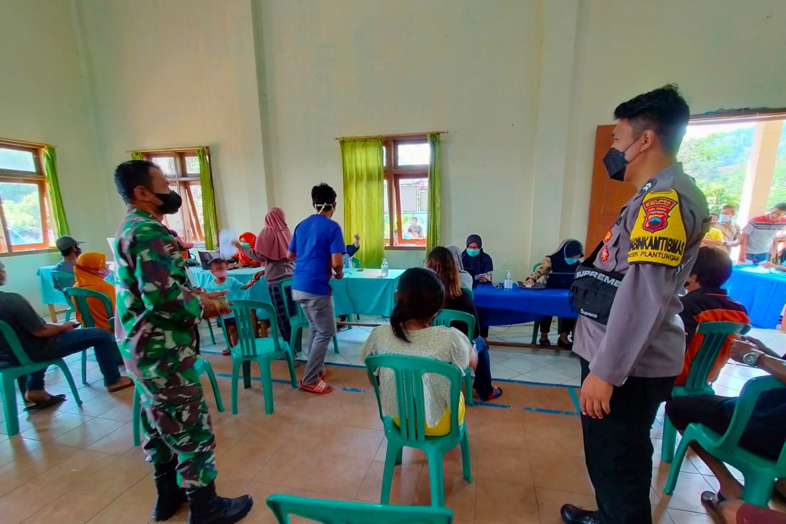 Polsek di Kendal Lakukan Monitoring dan Pengamanan di Lokasi Vaksinasi Covid-19