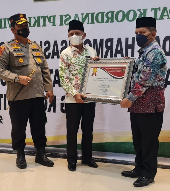 Kemenag RI Berikan Penghargaan Tokoh Peduli Pendidikan Islam kepada Bupati Asahan