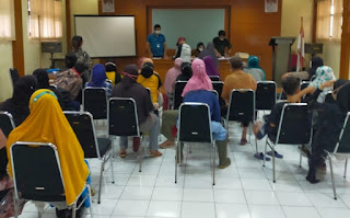 BNI Cabang Asia Afrika Bandung beserta TKSK Cileunyi Salurkan KKS Bansos Kemiskinan Ekstrem di Aula Kecamatan Cileunyi.