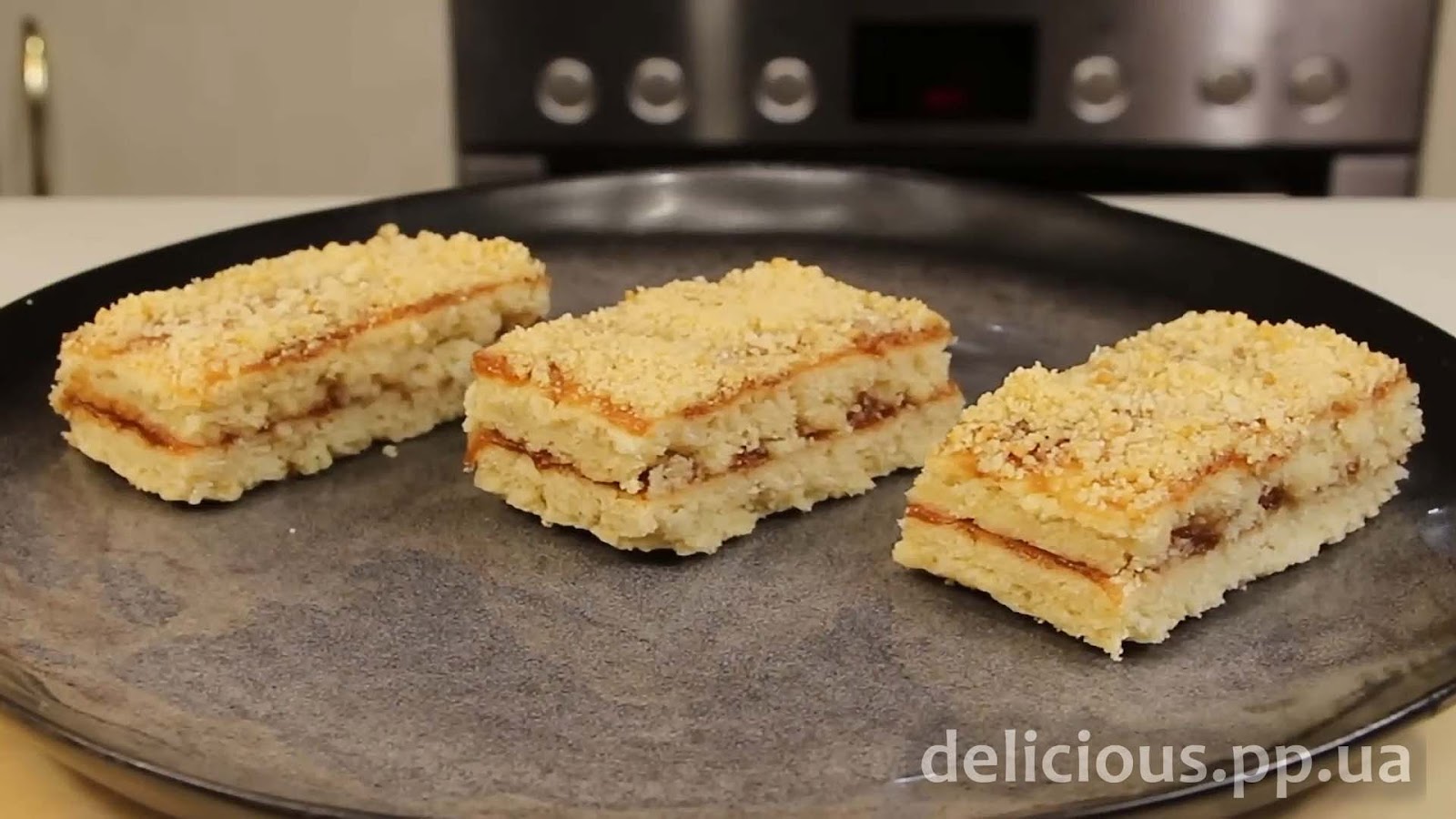 Фото приготовления рецепта: «Простой рецепт постного Печенья с вареньем» - пирог в разрезе