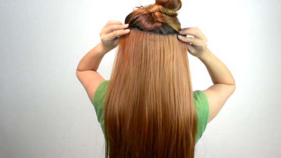 girl usingHair Extensions clip-on