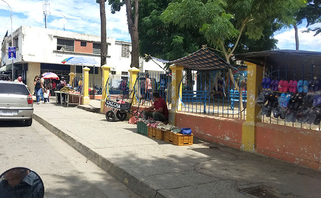 IMPROVISAN MERCADO POPULAR A CIELO ABIERTO EN CENTRO CAROREÑO