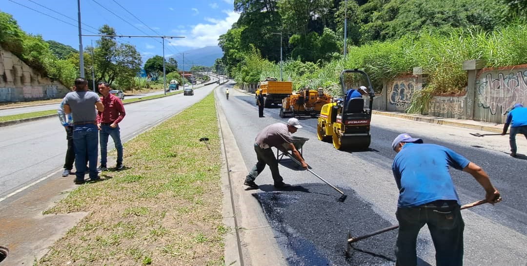 Alcaldía Libertador intensifica ejecución de asfaltado en avenida Andrés Bello