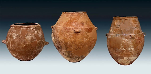 Πήλινοι πίθοι εγχώριας κατασκευής από τον οικισμό του Σκάρκου. Πρωτοκυκλαδική ΙΙ περίοδος. 2.700-2.400/2.300 π.Χ.