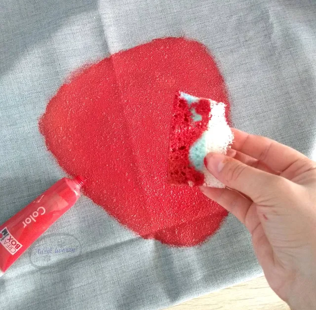 Jak namalować truskawkę farbami do tkanin DIY - Adzik tworzy
