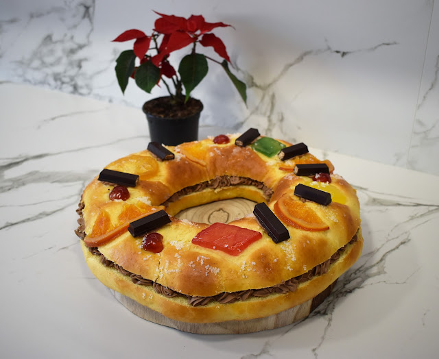 Roscón de reyes relleno de nata y kit kat negro