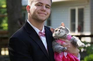 Joven no pudo encontrar una cita para el baile de graduación de la escuela, así que se llevó a su gata