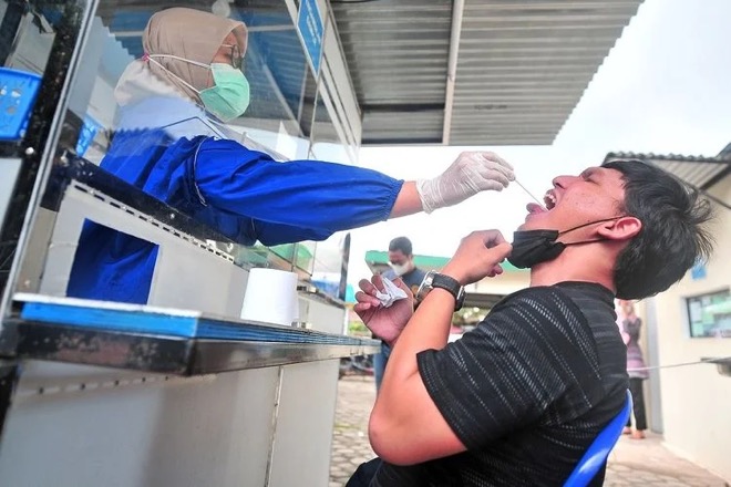 Resmi! Pemerintah Turunkan Harga Tes PCR Jadi Rp300 Ribu untuk Luar Jawa-Bali