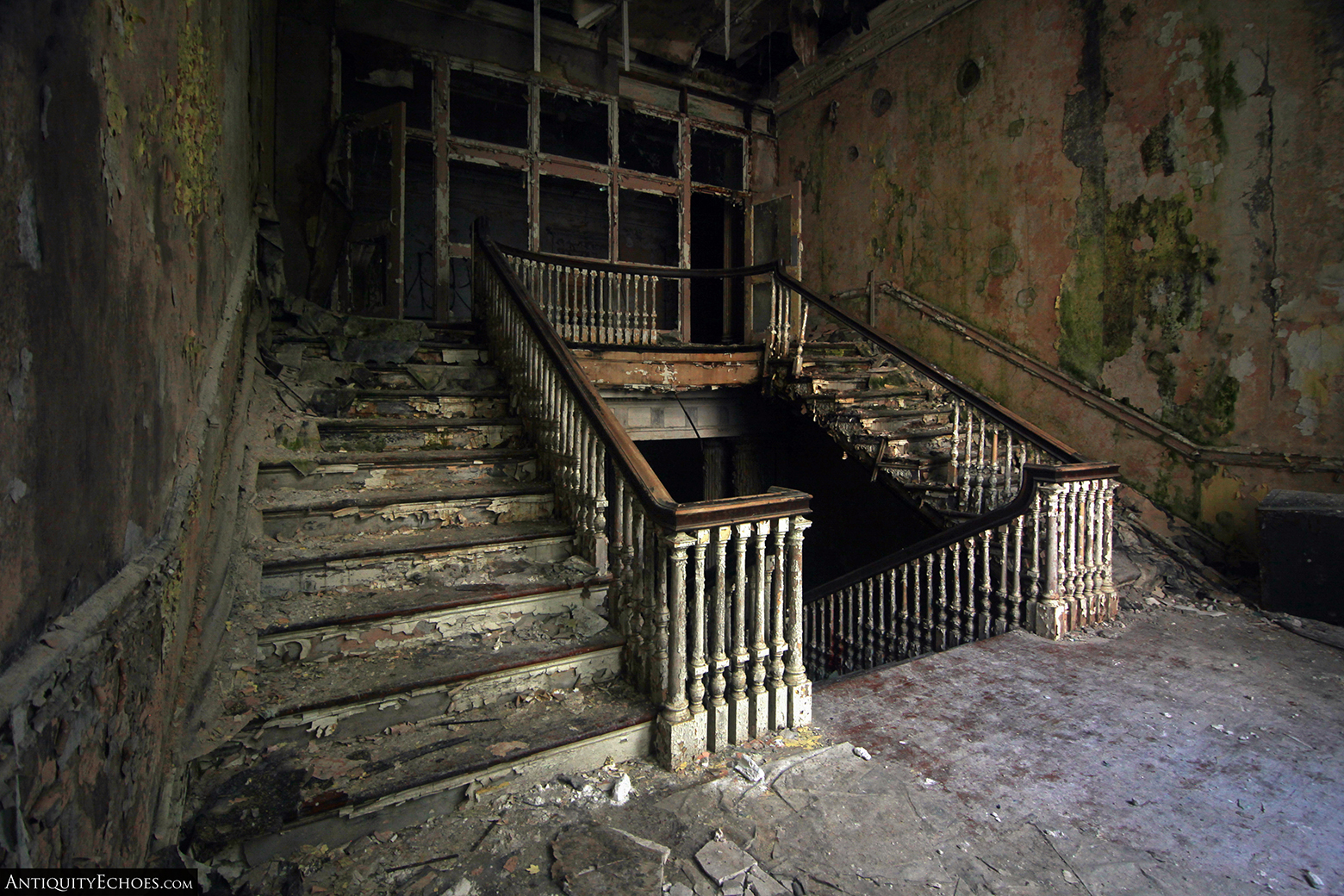 Woodburne Mansion - Staircase Landing