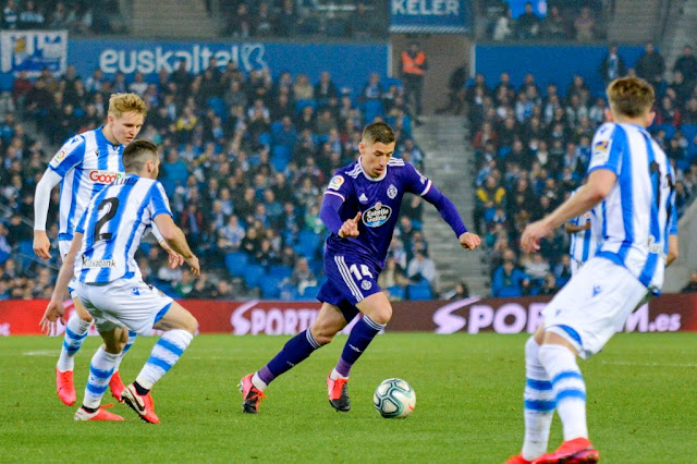 Rubén Alcaraz intenta escapar del acoso de Odergaard, Zaldua y Januzaj. REAL SOCIEDAD DE FÚTBOL DE SAN SEBASTIÁN 1 REAL VALLADOLID 0. Sábado 28/02/2020, 21:00 horas. Campeonato de Liga de 1ª División, jornada 26. San Sebastián, Guipúzcoa, Reale Arena