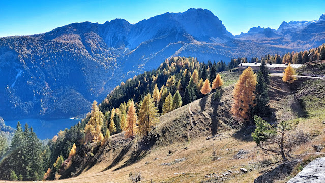 lago di tovel autunno foliage