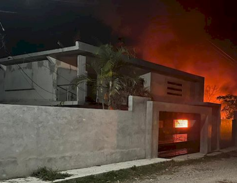 México: Casa se incendia en la colonia Petrolera