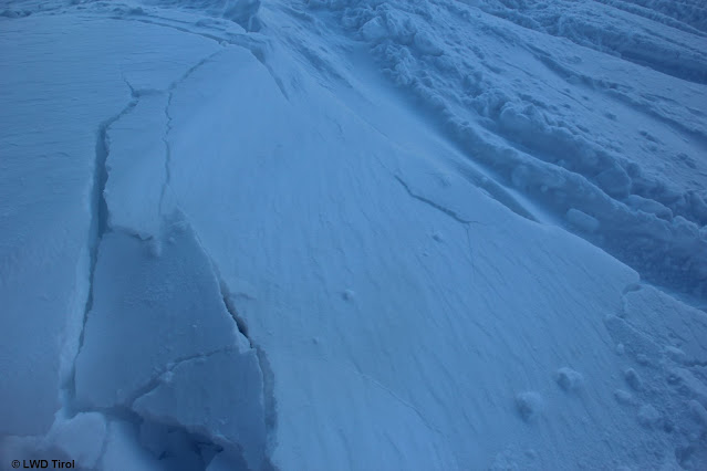 Die sehr kalte, lockere Schneeoberfläche wurde hier von gering mächtigem Triebschnee überlagert und konnte beim Betreten sehr leicht gestört werden. Tuxer Alpen (Foto: 07.12.2021)