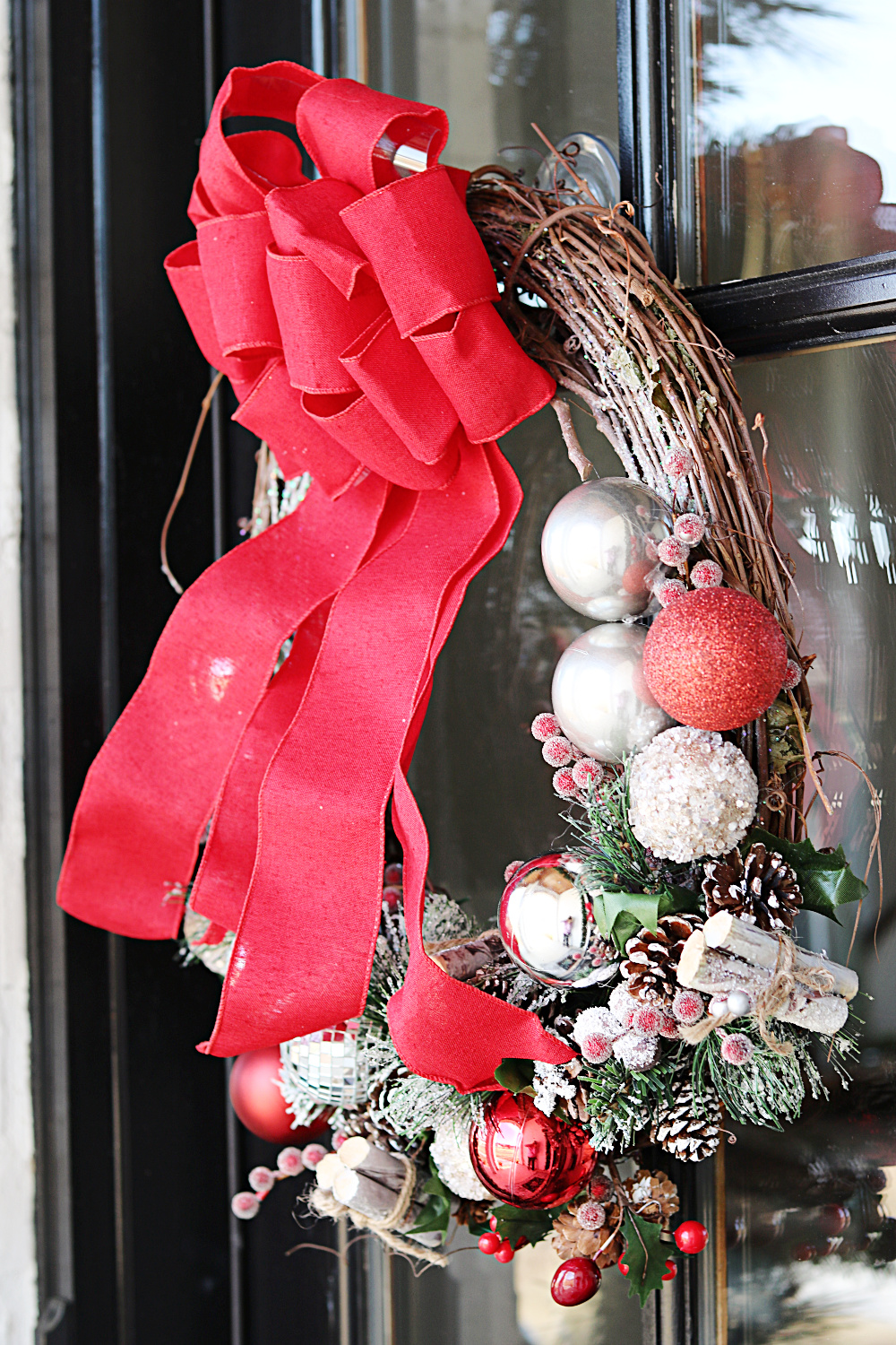 glitter-adhesive-frosted-wreath-diy-grapevine