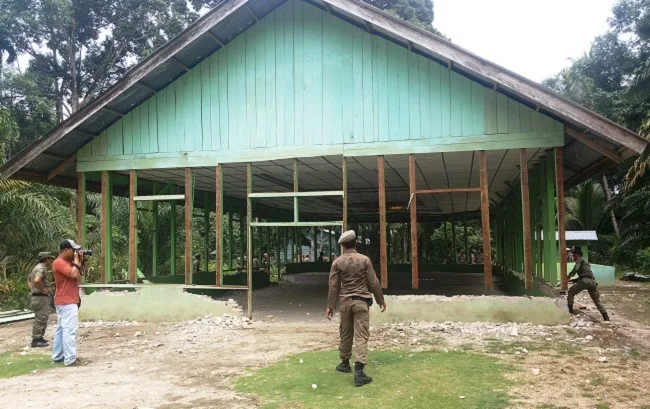 Motif Bisnis di Balik Gereja Liar