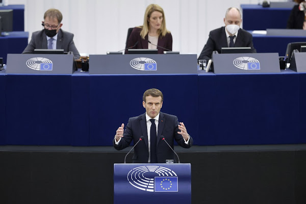 Macron veut « actualiser » la Charte européenne des droits fondamentaux en y inscrivant… l’IVG